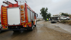 بالصور: طواقم الانقاذ والاطفائية تهرع لانتشال مركبة عالقة في مياه الأمطار باللد